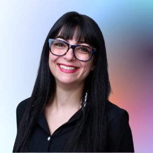 Mary Loprete, Head of SEO, Team Marketing InYourLife Web Agency Firenze. International SEO expert e responsabile SEO e marketing con capelli neri e occhiali sorride; InYourLife Web Agency Firenze Lastra a Signa
